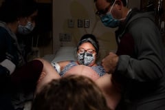 birth-photography-photo-of-a-woman-pushing-baby-out-surrounded-by-family-at-cedars-sinai-by-birth-and-beauty