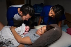 photo-of-family-greeting-new-baby-during-a-los-angeles-home-birth-by-birth-photography-birth-and-beauty
