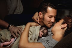 postpartum-photo-of-parents-and-newborn-in-love-by-birth-photographer-leona-darnell